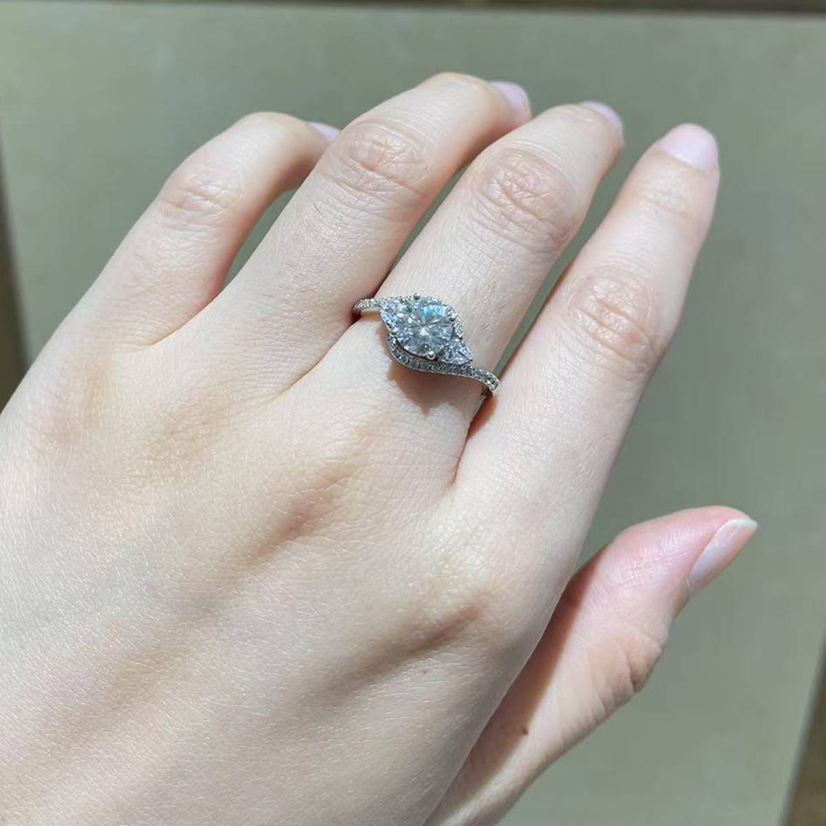 扭臂女戒S925银镀白金定制选款主石莫桑钻1.0ct/副石高碳钻